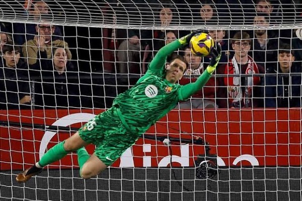 Barcelona keeper Szczesny renews deal leaving Ter Stegen future in doubt
