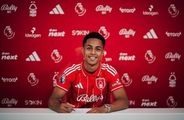 Nottingham complete signing of Hutchinson